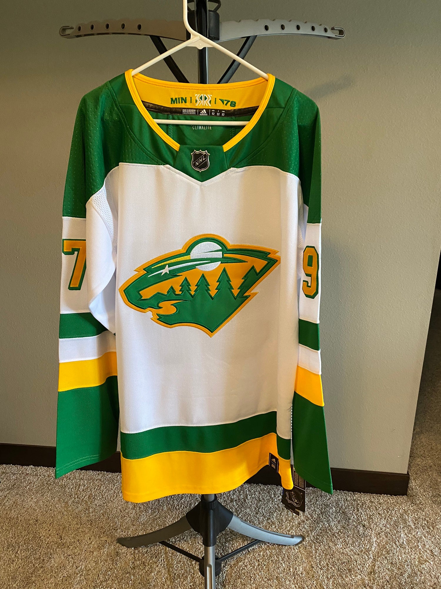 NEW*Nathan MacKinnon Reverse Retro Colorado Avalanche NHL Jersey Size XL 54