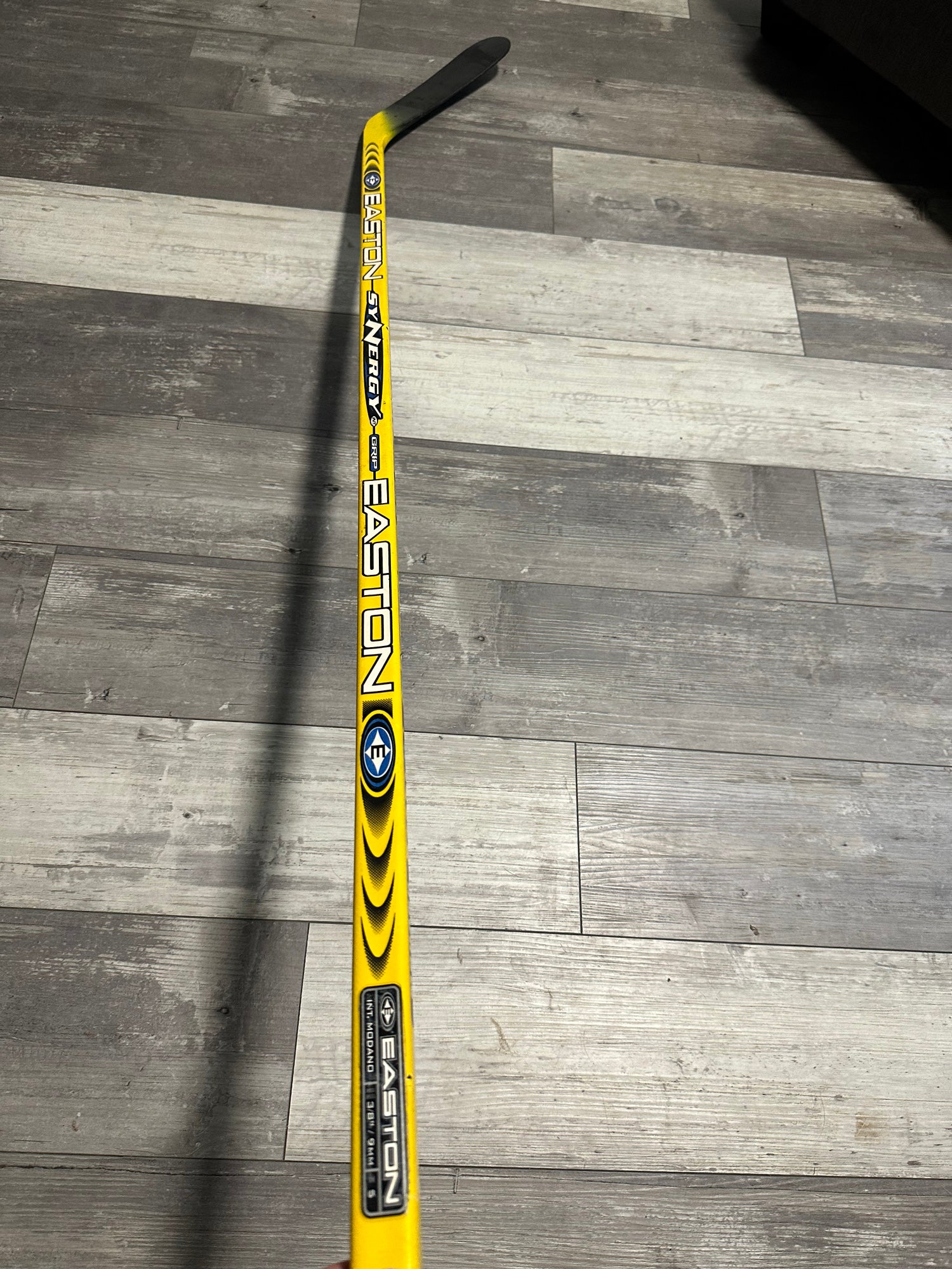 Used Easton Right Synergy SE16 Hockey Stick | SidelineSwap