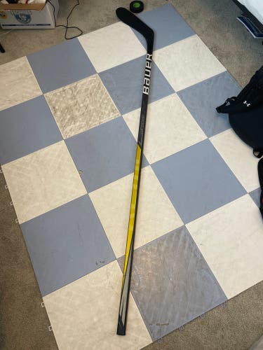 Senior Right Handed P28  Supreme 3S Pro Hockey Stick