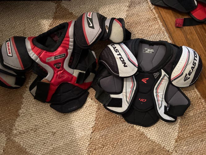 Hockey Shoulder Pads Easton And Bauer - Size Small