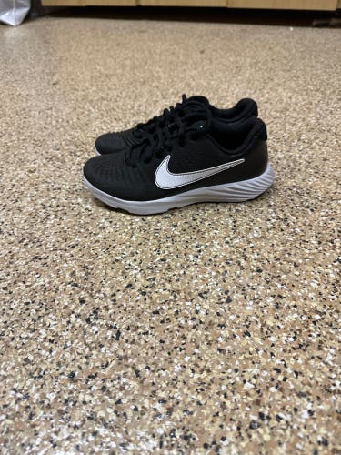 Youth Nike Alpha Huarache 3 Turf sneaker, black, size 3.5Y