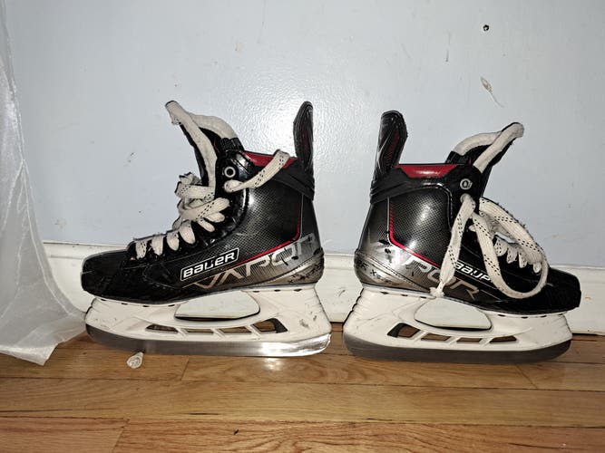 Junior Used Bauer Vapor 3X Hockey Skates Regular Width Size 5