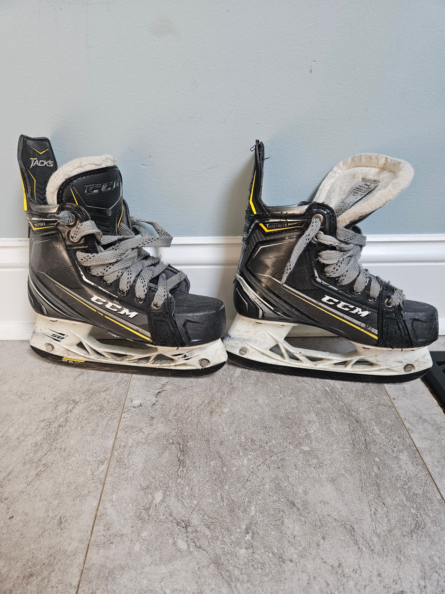 Junior Used CCM Tacks 9090 Hockey Skates Regular Width Size 2