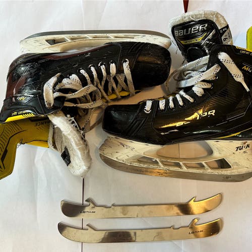 Used Bauer Size 9.5 Supreme M4  Hockey Skates + Brand New Extra Set Blades