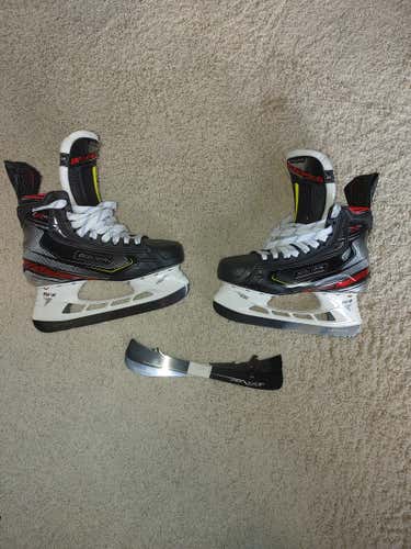 Junior New Bauer Vapor 2X Pro Hockey Skates Regular Width Size 5