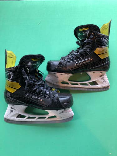 Used Intermediate Bauer Supreme Comp Hockey Skates (Regular) - Size: 4.5