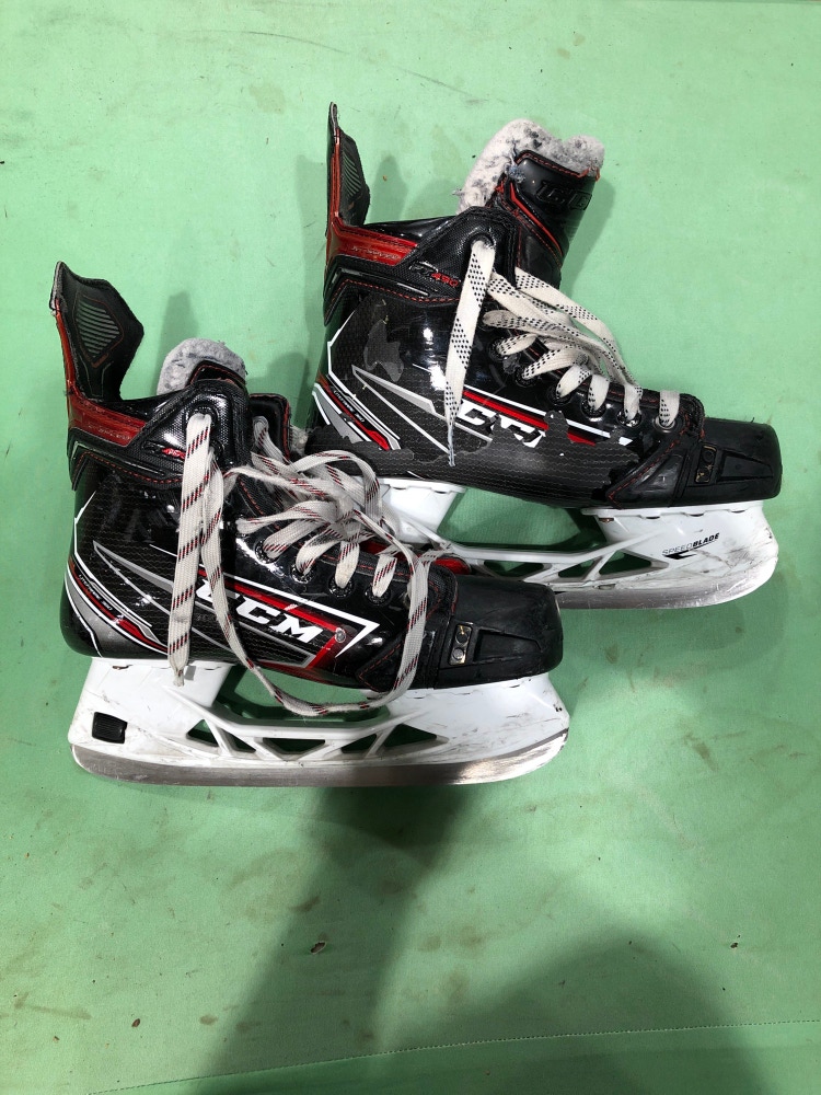 Used Junior CCM JetSpeed FT490 Hockey Skates D&R (Regular) 5.5