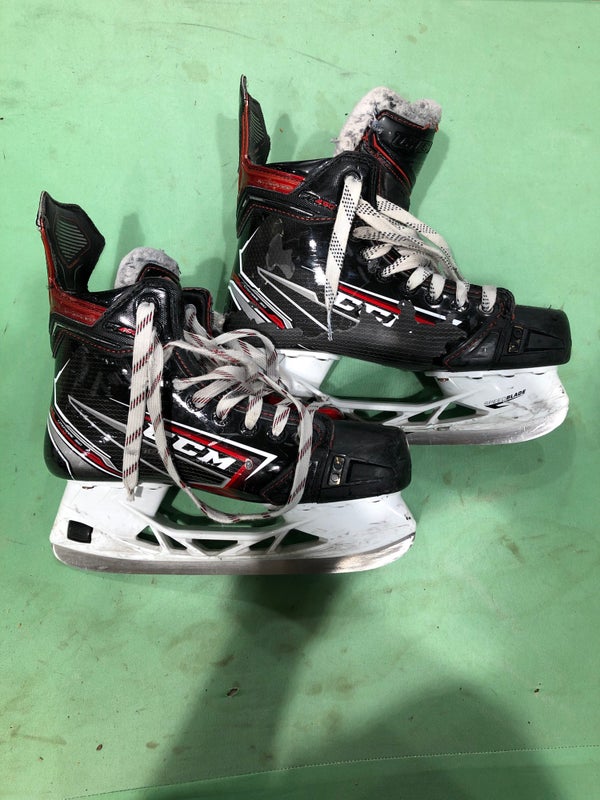 Used Intermediate CCM JetSpeed FT490 Hockey Skates D&R (Regular) 5.5