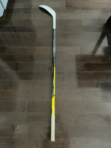 University of Michigan - Used Right Handed P28M Pro Stock Vapor Hyperlite Hockey Stick
