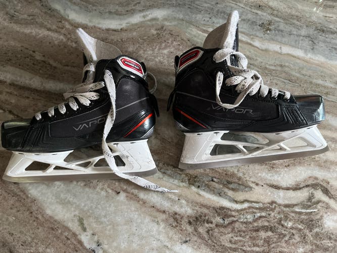 Junior Used Bauer Vapor X700 Hockey Goalie Skates Regular Width Size 2.5