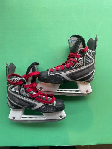 Used Junior CCM Vector 05 Hockey Skates (Regular) - Size: 3.0