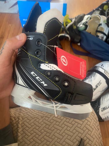 New CCM Regular Width Size 8 Tacks 9040 Hockey Skates