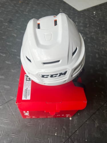 Basically New Medium Ccm Tacks 710 Helmet