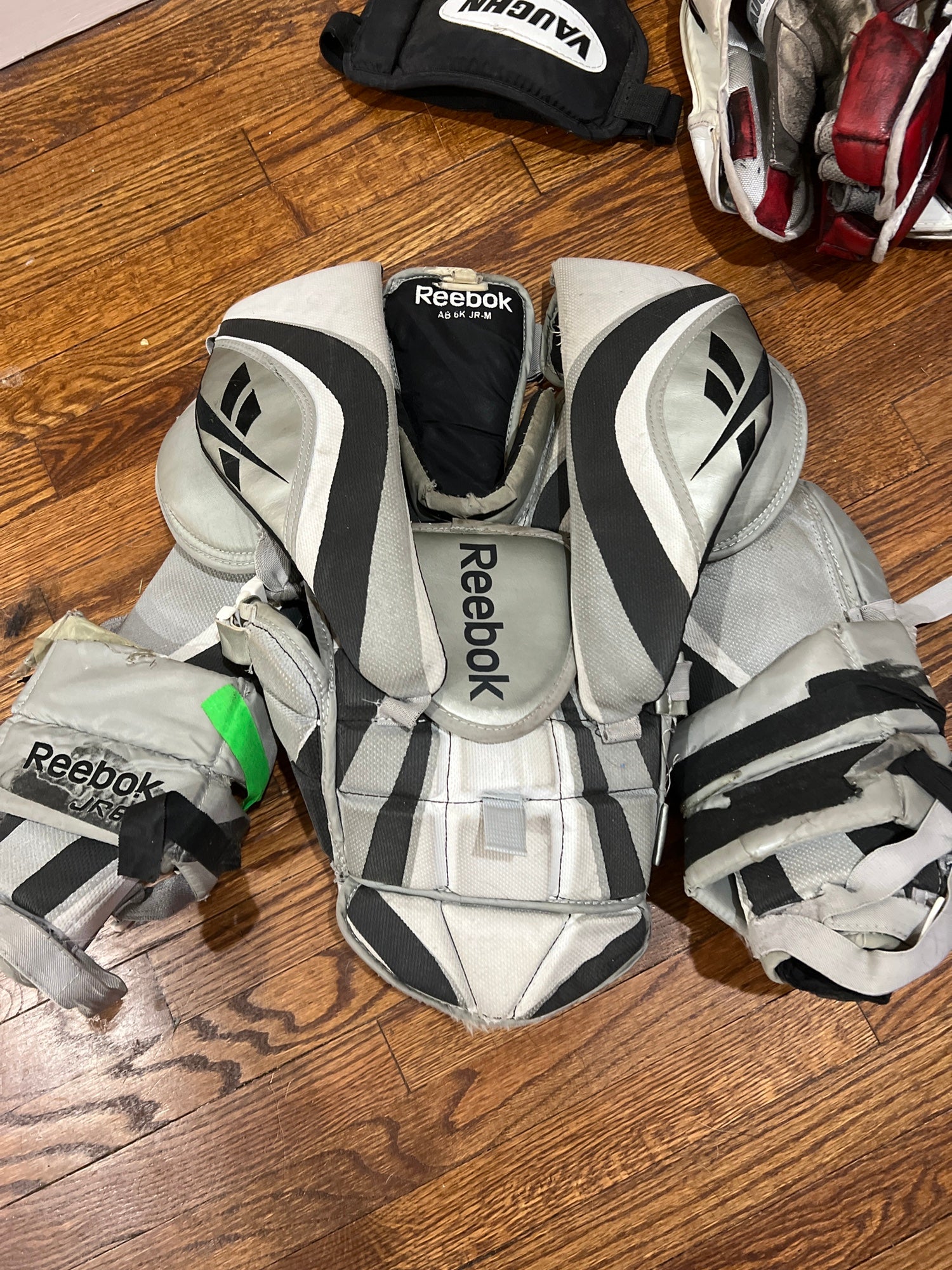 Reebok goalie chest protector, AB 6 youth large, good shape. - Team sports