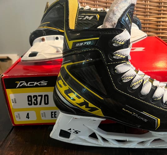 Used CCM Extra Wide Width   Size 4 Super Tacks 9370 Hockey Skates. - No steel