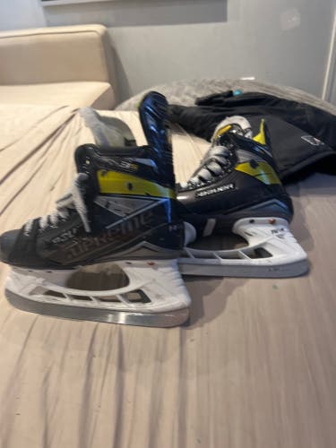 Used Bauer Size 4 Supreme 3S Hockey Skates