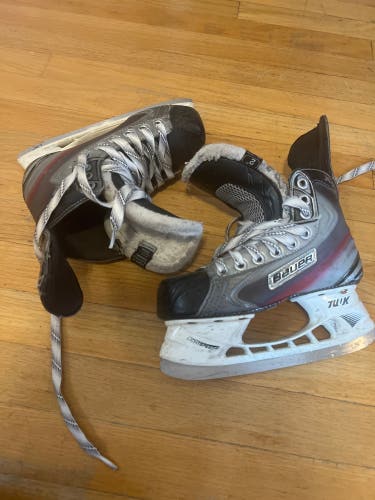 Junior Bauer Regular Width Size 2 Vapor X5.0 Hockey Skates
