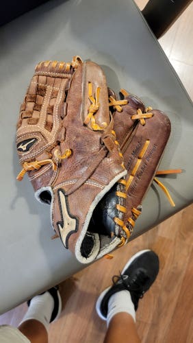 Used 12" Mizuno Right Hand Throw Infield Gmvp1200b2 Baseball Glove 12"