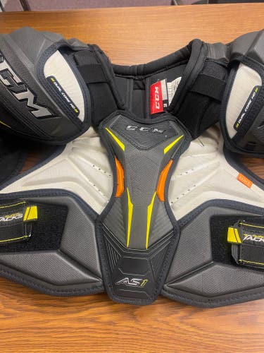 Senior MEDIUM CCM Super Tacks AS1 Shoulder Pads