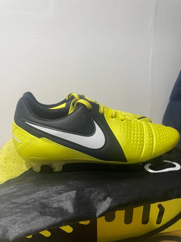 Size 9.5 Nike Ctr360 Maestri iii Remakes