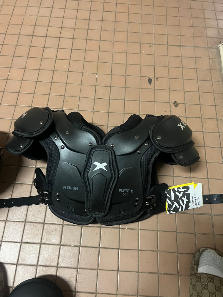 Youth Medium Xenith Flyte Shoulder Pads