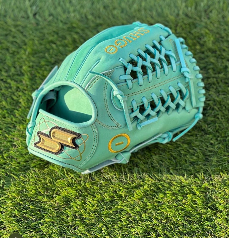 Marcus Stromans Gameday 57 Series glove is nothing short of beautiful! The  unique Ocean Mint paired with the Gold 'Oval R' creates a one of…