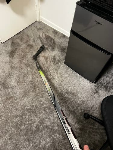 Senior Right Handed P28  Vapor Hyp2rlite Hockey Stick