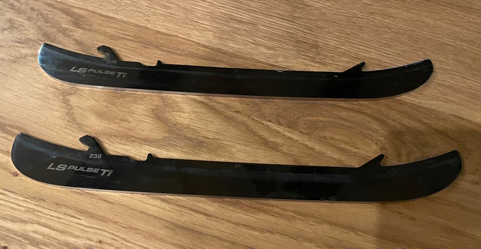 Lightly Used Bauer 238 mm LS Pulse Ti Steel