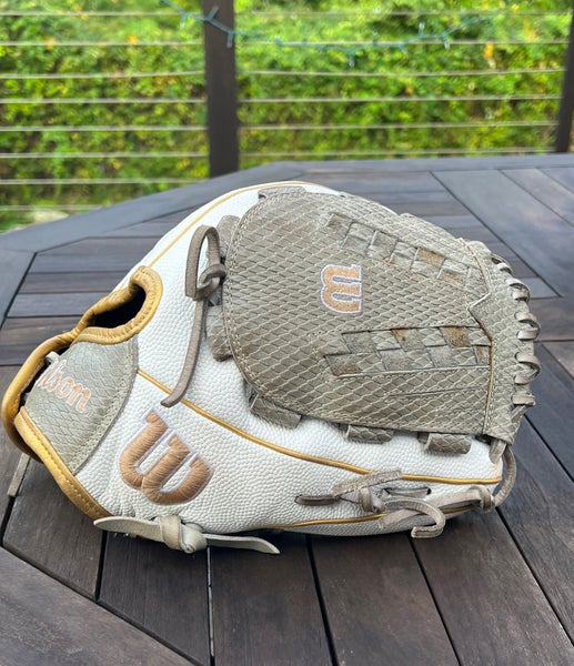 Wilson A2000 V125 SuperSkin 12.5" Fastpitch Softball Glove