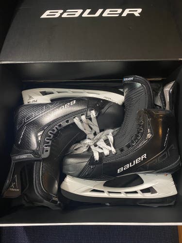 New Bauer Regular Width Pro Stock Size 9 Vapor Hyperlite Hockey Skates