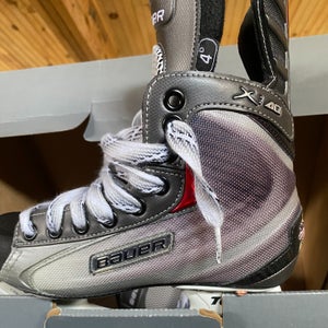 Junior New Bauer Vapor x40 Hockey Skates Regular Width Size 4