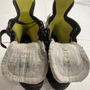 Junior Used CCM Hockey Skates D&R (Regular) 2.5