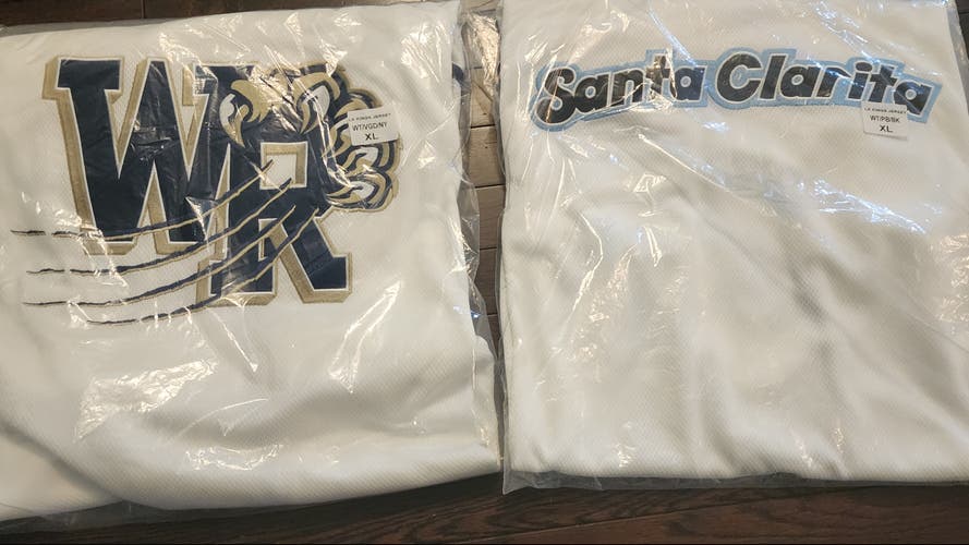 New XL Men's WR & SANTA CLARITA Jersey