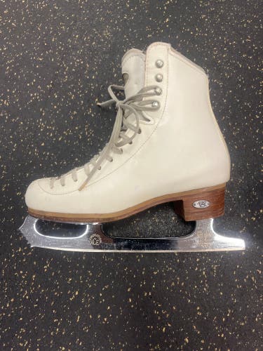 CORONATION ACE! Used Riedell Size 4 Figure Skates.