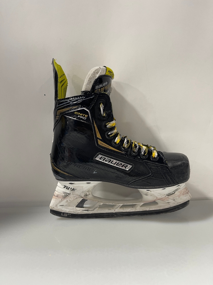 Junior Bauer Regular Width   Size 3 Supreme Ignite Pro Hockey Skates