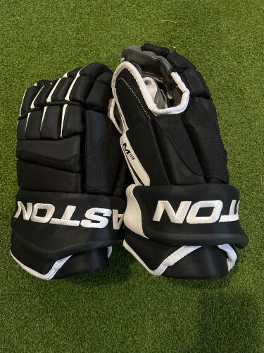 Great condition! Easton M3 MAKO Senior Hockey gloves 15”