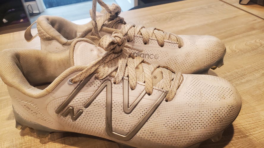 White Adult Used Unisex Size 6.0 (Women's 7.0) Molded Cleats New Balance Low Top