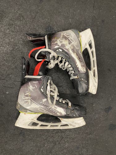 Senior Bauer Size 9.5 Vapor Hyperlite Hockey Skates