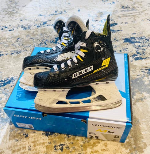 Bauer Regular D Width Size 2.5 Supreme M4 Junior Hockey Skates W/ Super feet Insoles