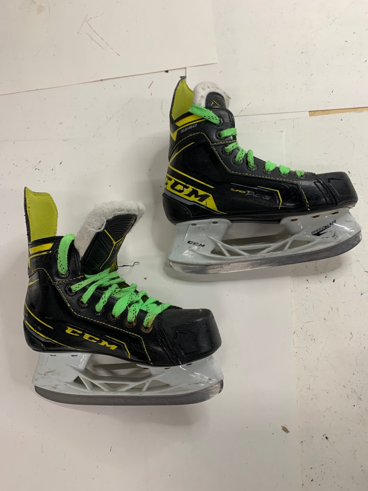 Youth Used CCM Super Tacks 9380 Hockey Skates EEE Retail 13Y