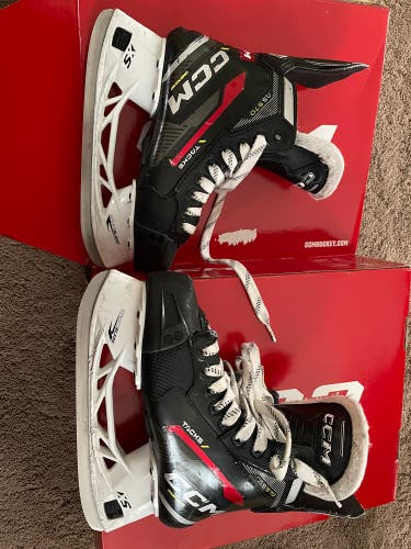 Junior CCM Regular Width Size 3.5 Tacks AS-570 Hockey Skates