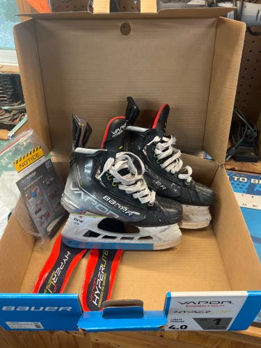 Bauer Size 4 Vapor Hyperlite Hockey Skates