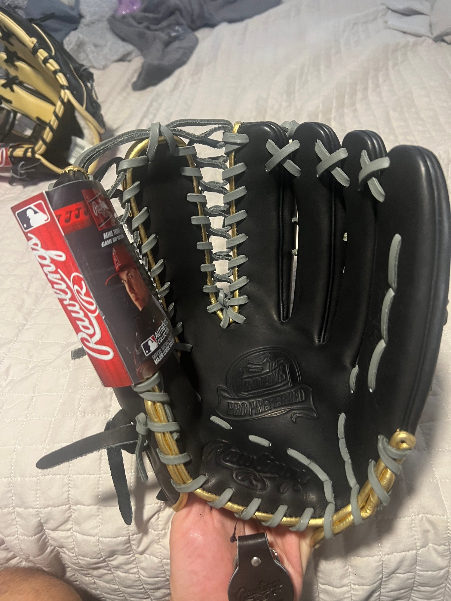 What Pros Wear: Ronald Acuña Jr. Switches to Rawlings Glove after