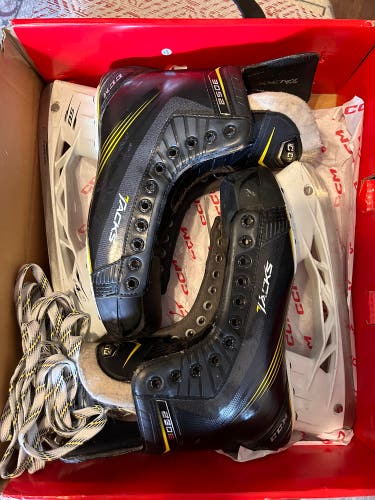 Used CCM Wide Width Size 8 Tacks 3052 Hockey Skates