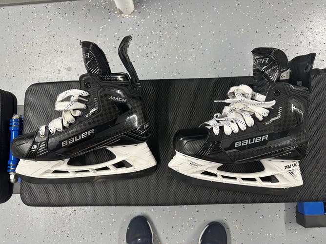 Used Bauer  Size 9 Supreme Mach Hockey Skates