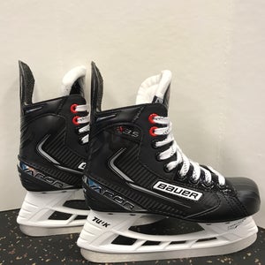 Junior New Bauer Vapor X3.5 Hockey Skates Regular Width Size 2.5