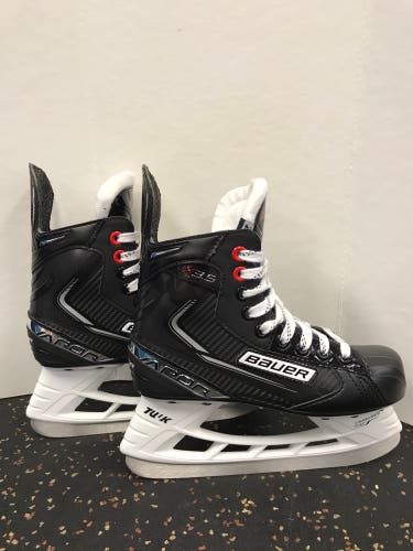 Junior New Bauer Vapor X3.5 Hockey Skates Regular Width Size 2.5