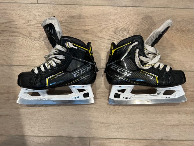 Junior Used CCM Super tacks 9370 Hockey Goalie Skates Regular Width Size 2