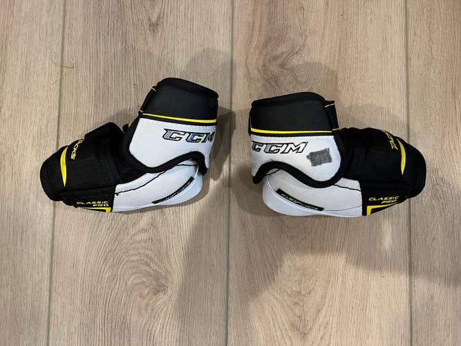 Used Medium CCM Tacks Classic Pro Elbow Pads