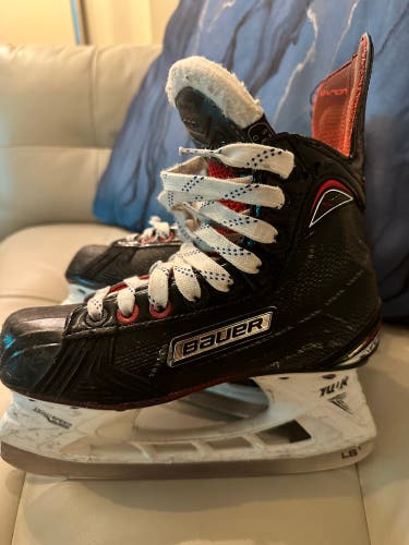 Used Bauer Regular Width  Size 2.5 Vapor X700 Hockey Skates